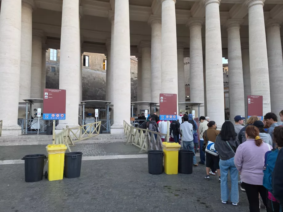 Controllo di sicurezza prima di entrare nella Basilica di San Pietro