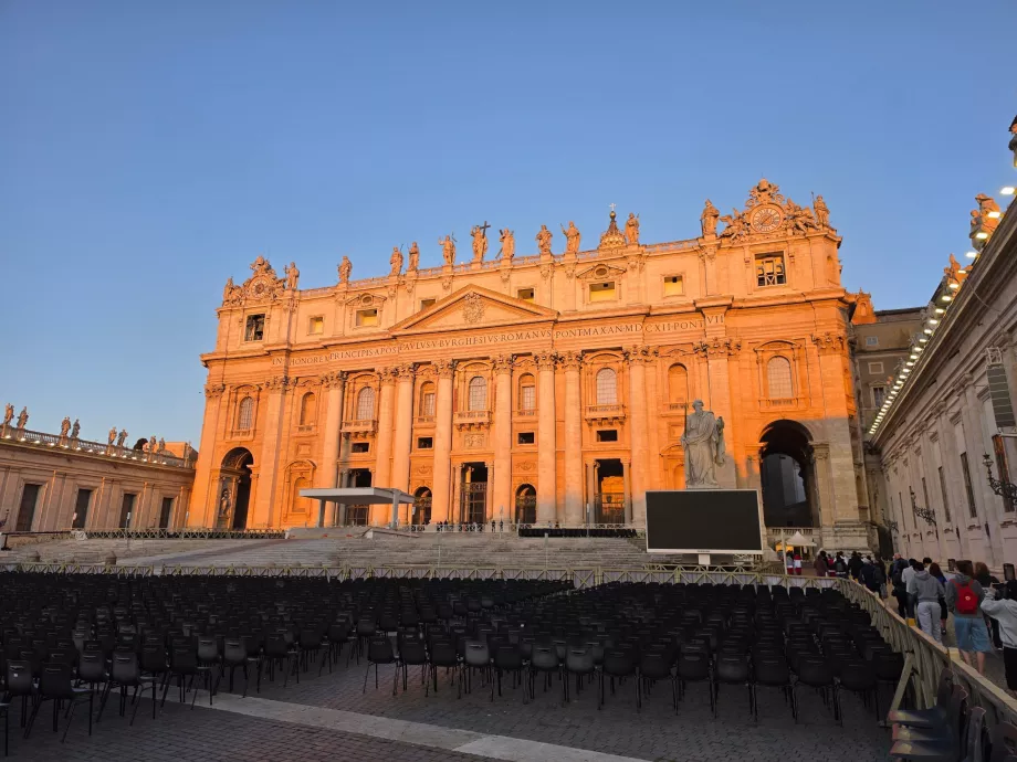 La Basilica di San Pietro illuminata dal sole del mattino