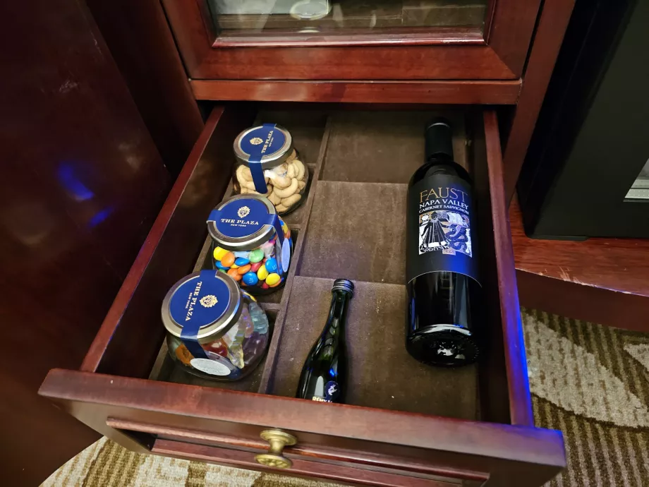 Dolci e vino nel minibar