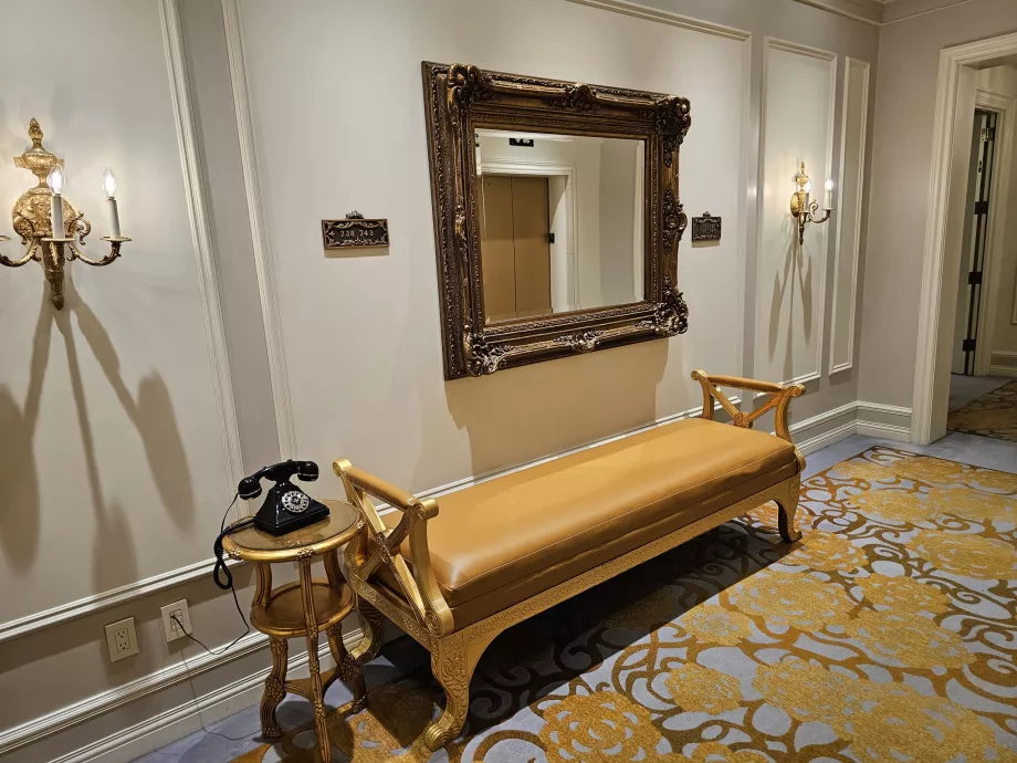 Divano vicino all'ascensore