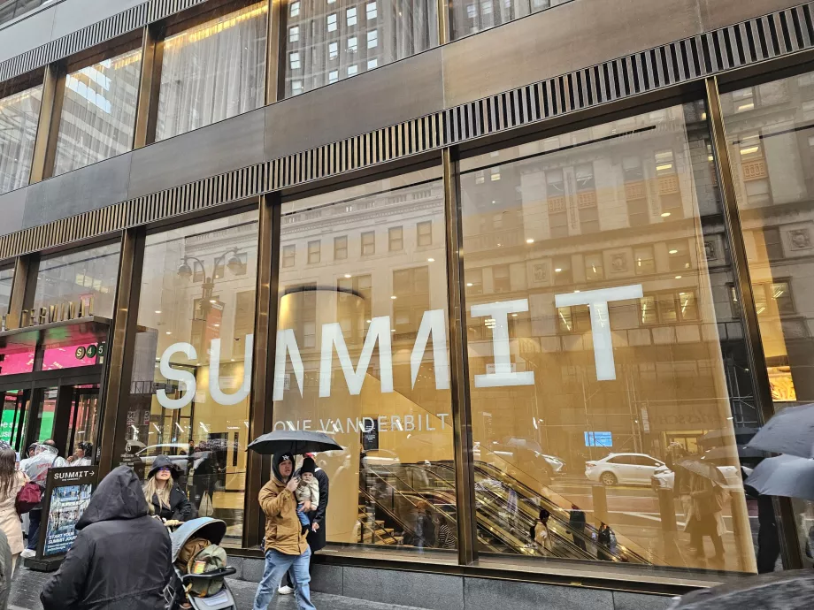 Summit One Vanderbilt, ingresso esterno