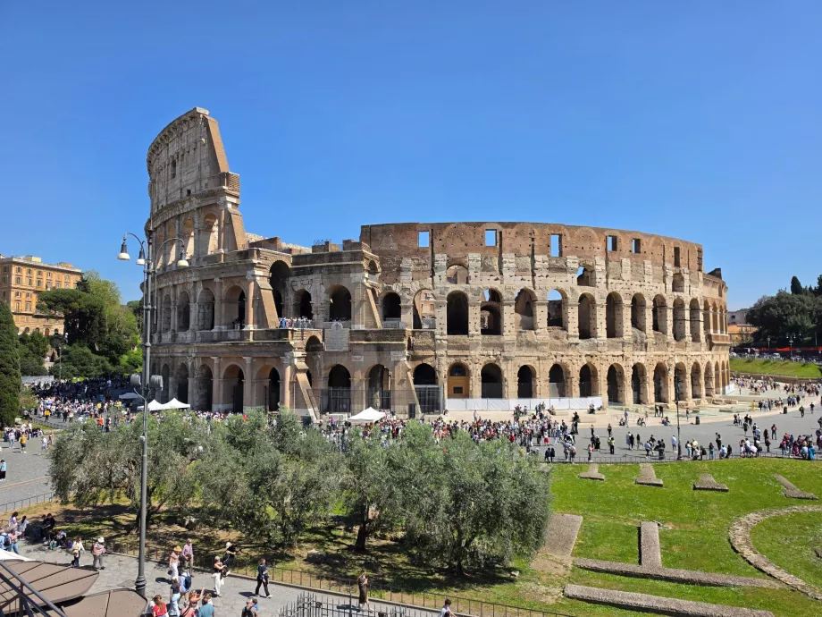 Il Colosseo visto dalla Fora Romana