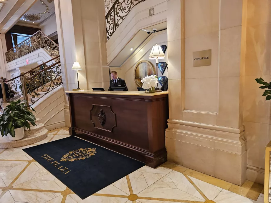 Concierge al piano terra della Lobby principale dell'hotel