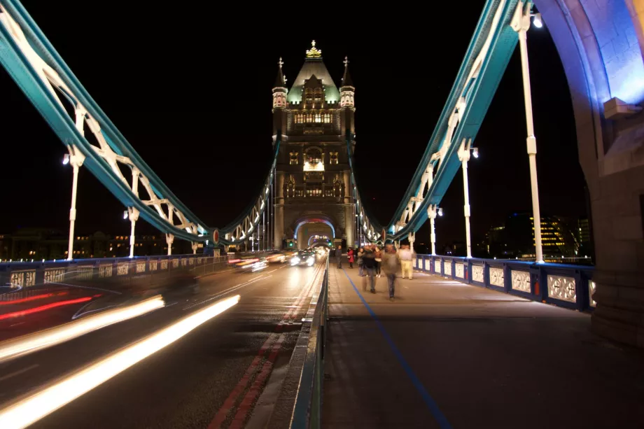 Attraversare il Tower Bridge a piedi