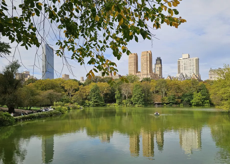 Il lago e lo skyline di Uptown