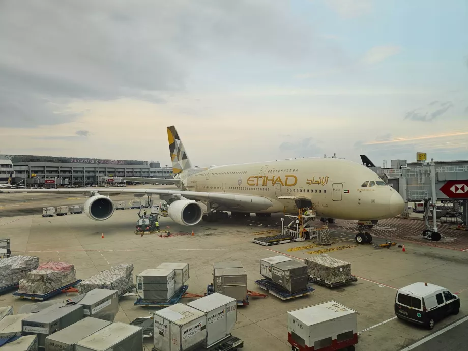 Un Airbus A380 al gate dell'aeroporto di Singapore