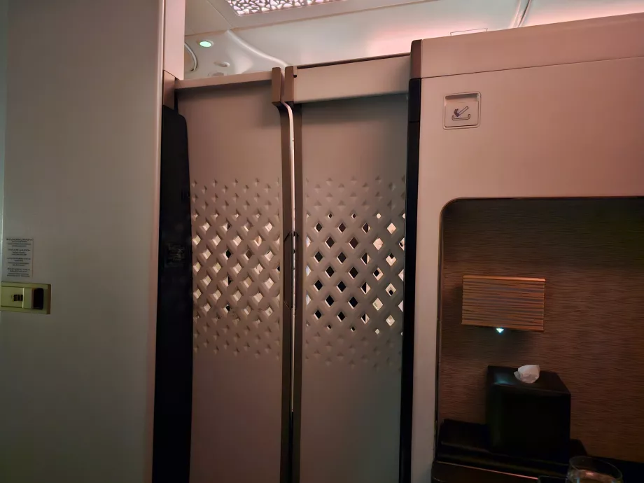 Una porta chiusa tra il sedile e il corridoio