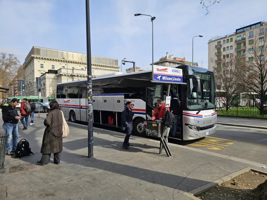 Fermata dell'autobus di fronte alla stazione di Centale