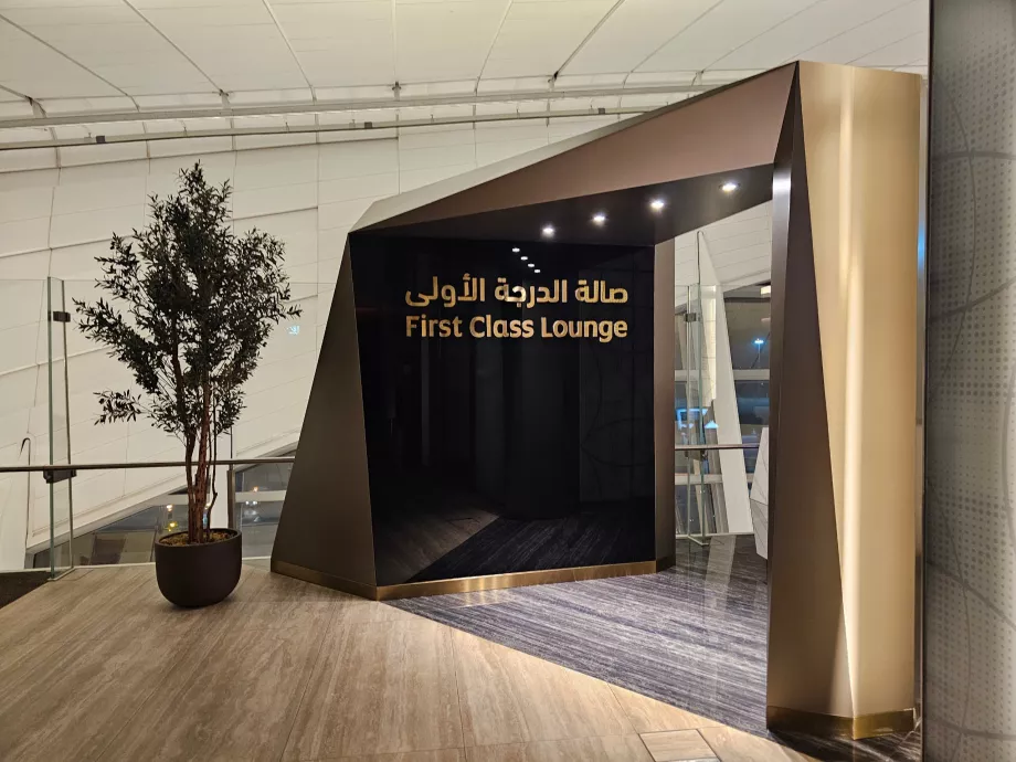Sala d'attesa per i voli in transito ad Abu Dhabi
