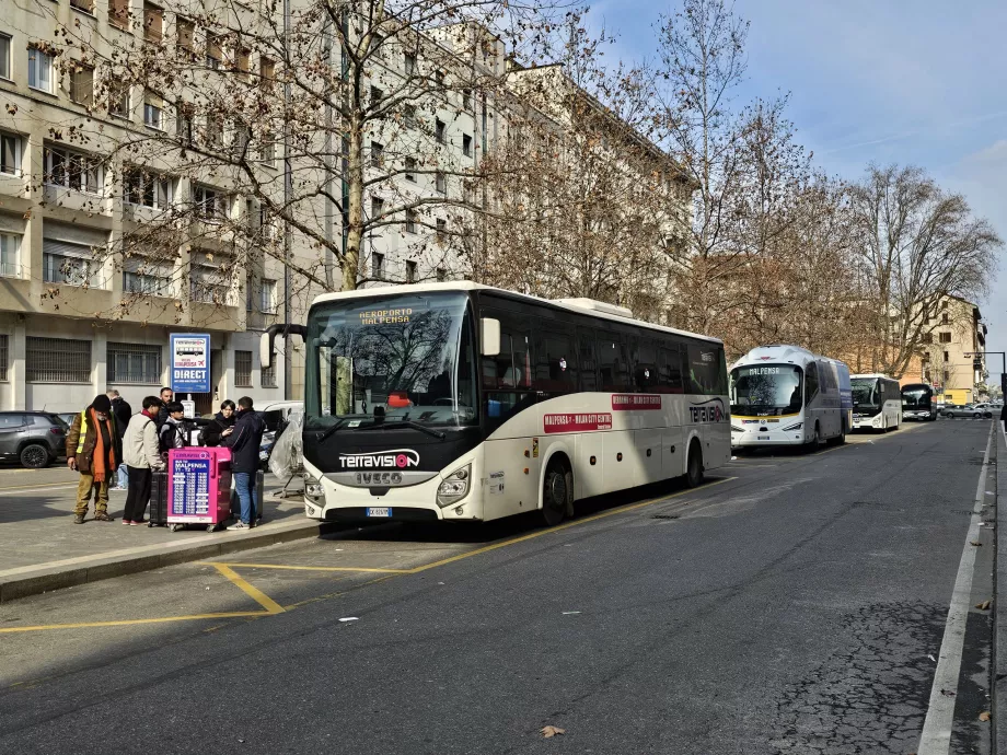 Fermata dell'autobus alla stazione di Milano-Centrale