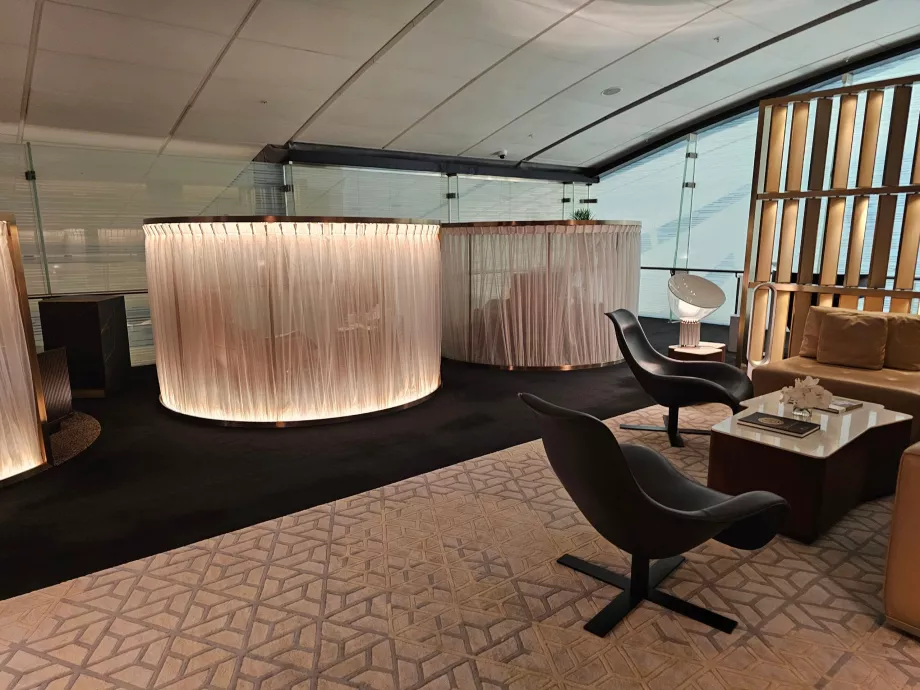 Sala d'attesa per i voli in transito ad Abu Dhabi