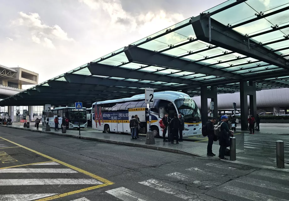 Fermata dell'autobus per il centro di Milano