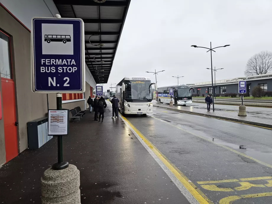 Fermate degli autobus in direzione Milano di fronte al Terminal 2