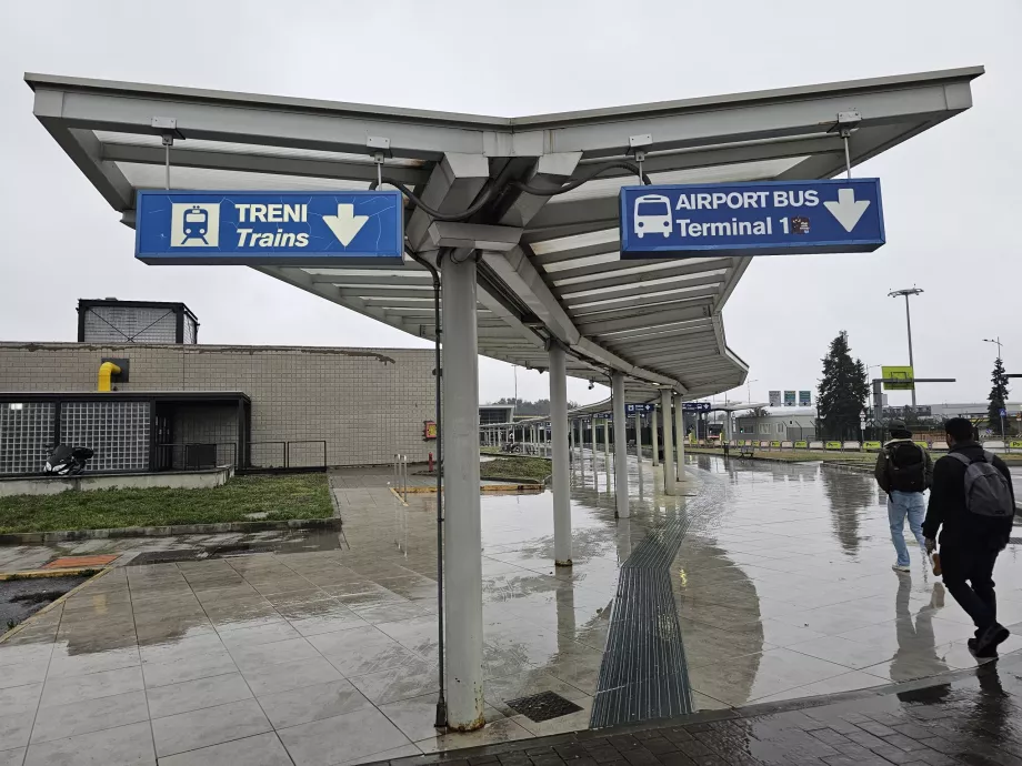 Percorso a piedi per la stazione ferroviaria del Terminal 2