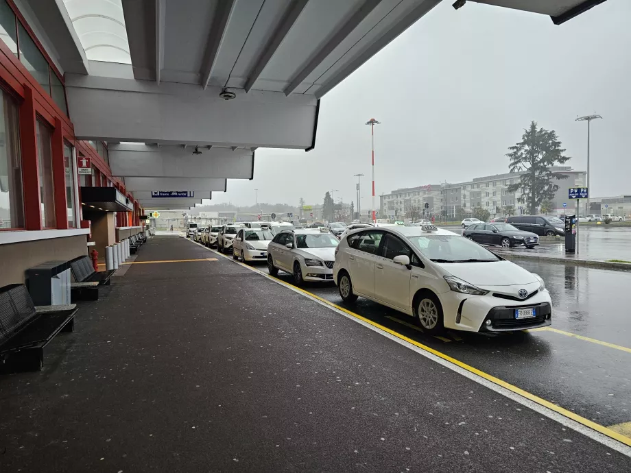 Taxi davanti al Terminal 2
