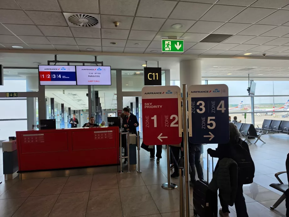 Imbarco sull'aereo rigorosamente in base alle zone