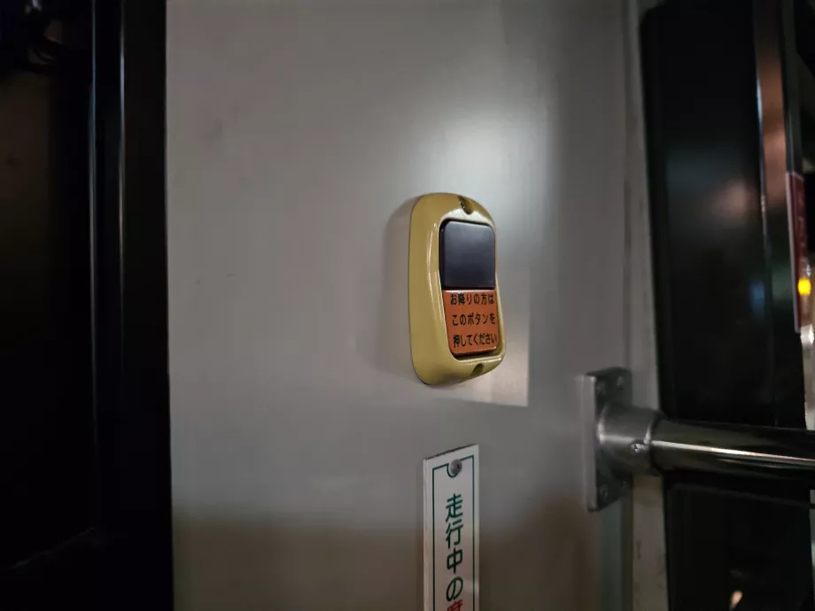 Pulsante "STOP" sugli autobus urbani