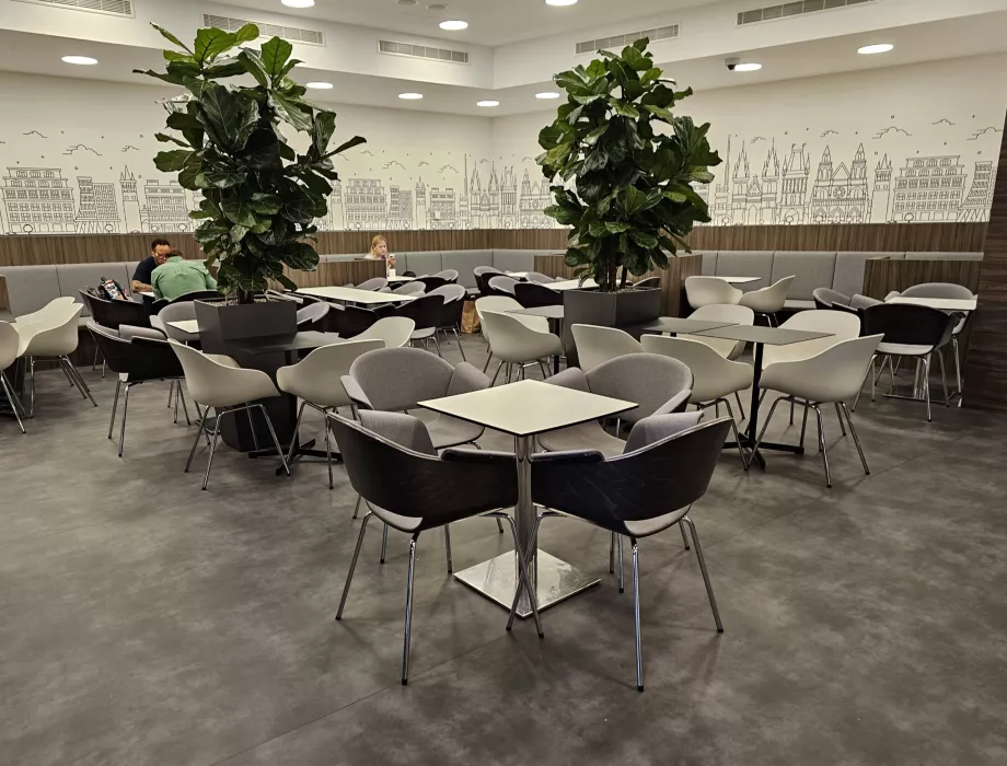 Tavoli da pranzo in una zona tranquilla del salone