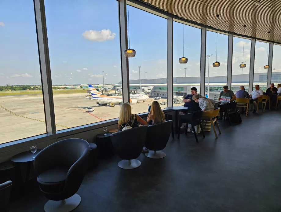 Vista dalla lounge al piazzale dell'aeroporto