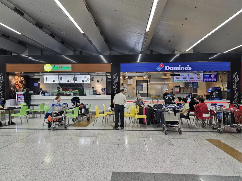 Rinfresco nella sala arrivi, area pubblica, Terminal 3