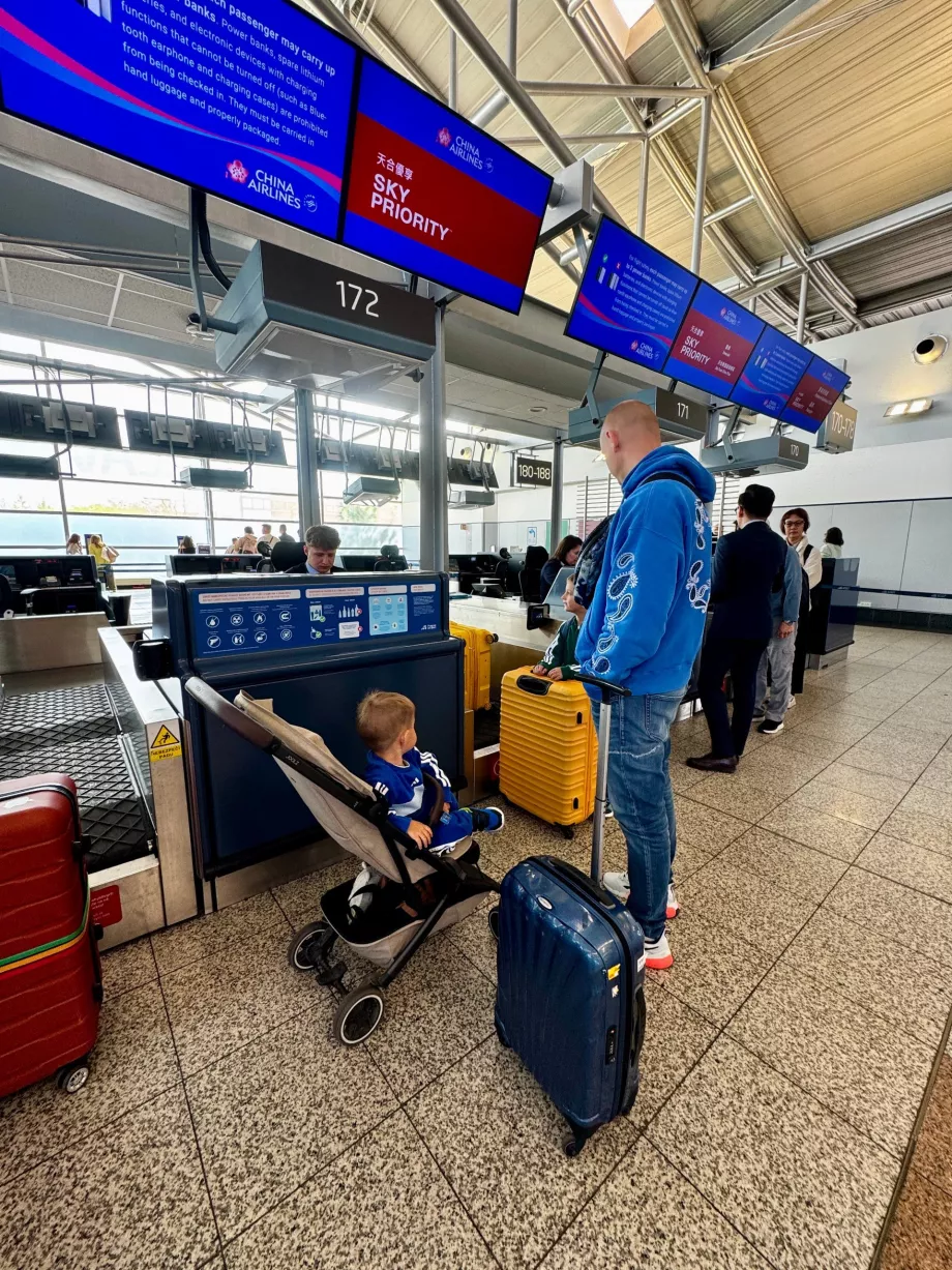Check-in per il volo CI68 a Praga
