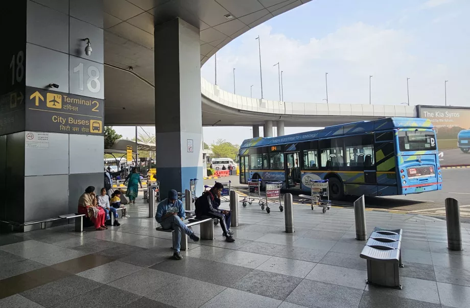 Fermata dell'autobus urbano di fronte al Terminal 3