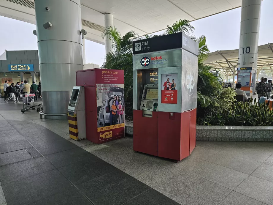 Bancomat di fronte al Terminal 1