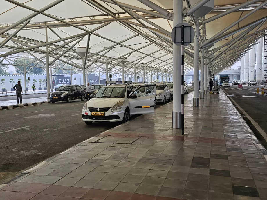 Taxi davanti al Terminal 1