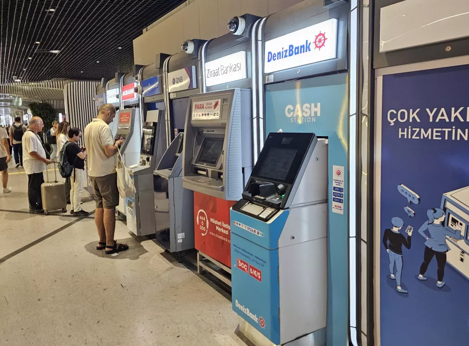 Bancomat all'ingresso della stazione della metropolitana