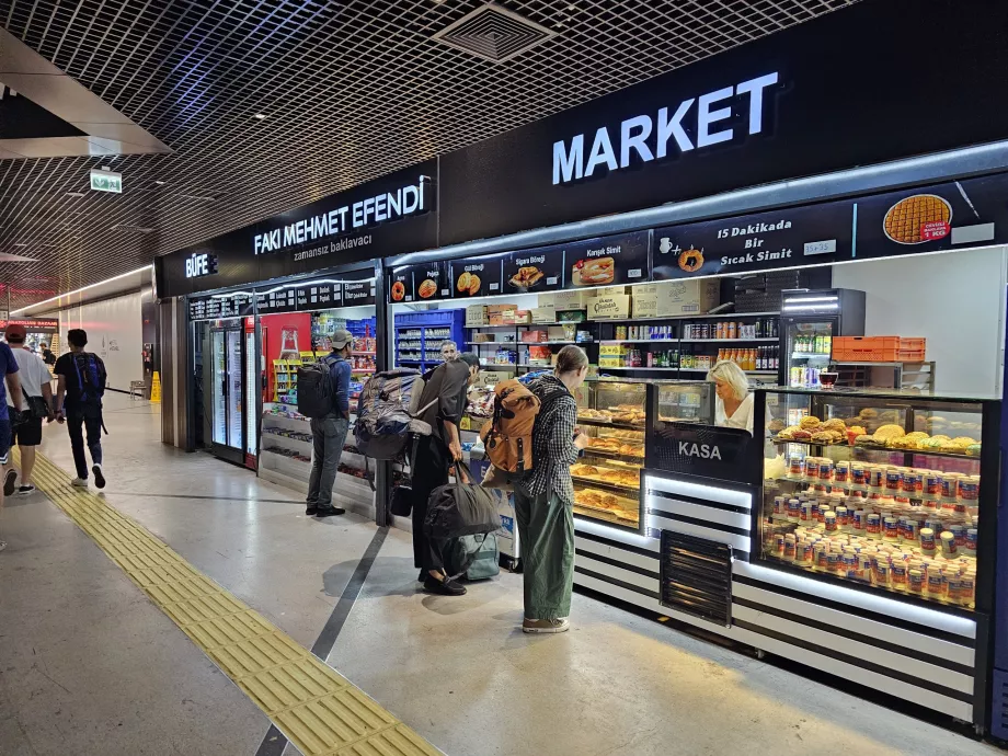 Minimarket vicino alla stazione della metropolitana