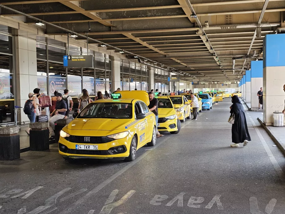 Taxi davanti alla sala arrivi