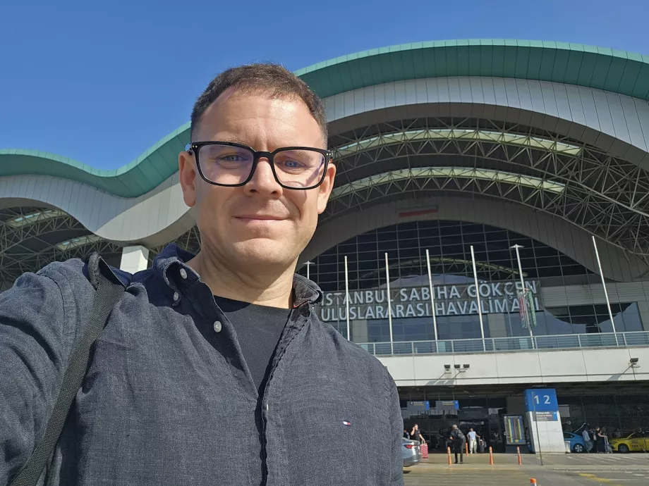 Io davanti al terminal dell'aeroporto di Istanbul SAW