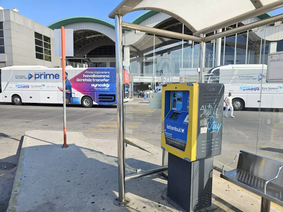 Distributore automatico presso Istanbulkart, fermata dell'autobus