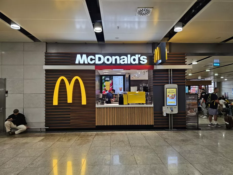 McDonald's, area pubblica degli arrivi