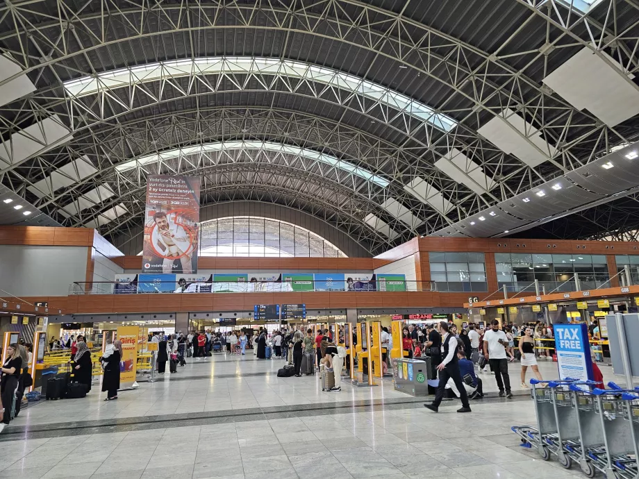 Sala partenze dell'aeroporto di Istanbul SAW