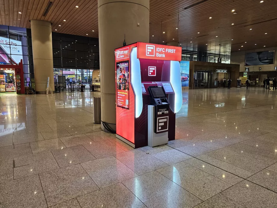 Bancomat nella sala arrivi, Terminal 2