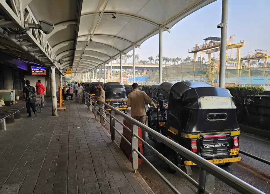 Risciò - sosta di fronte al Terminal 2