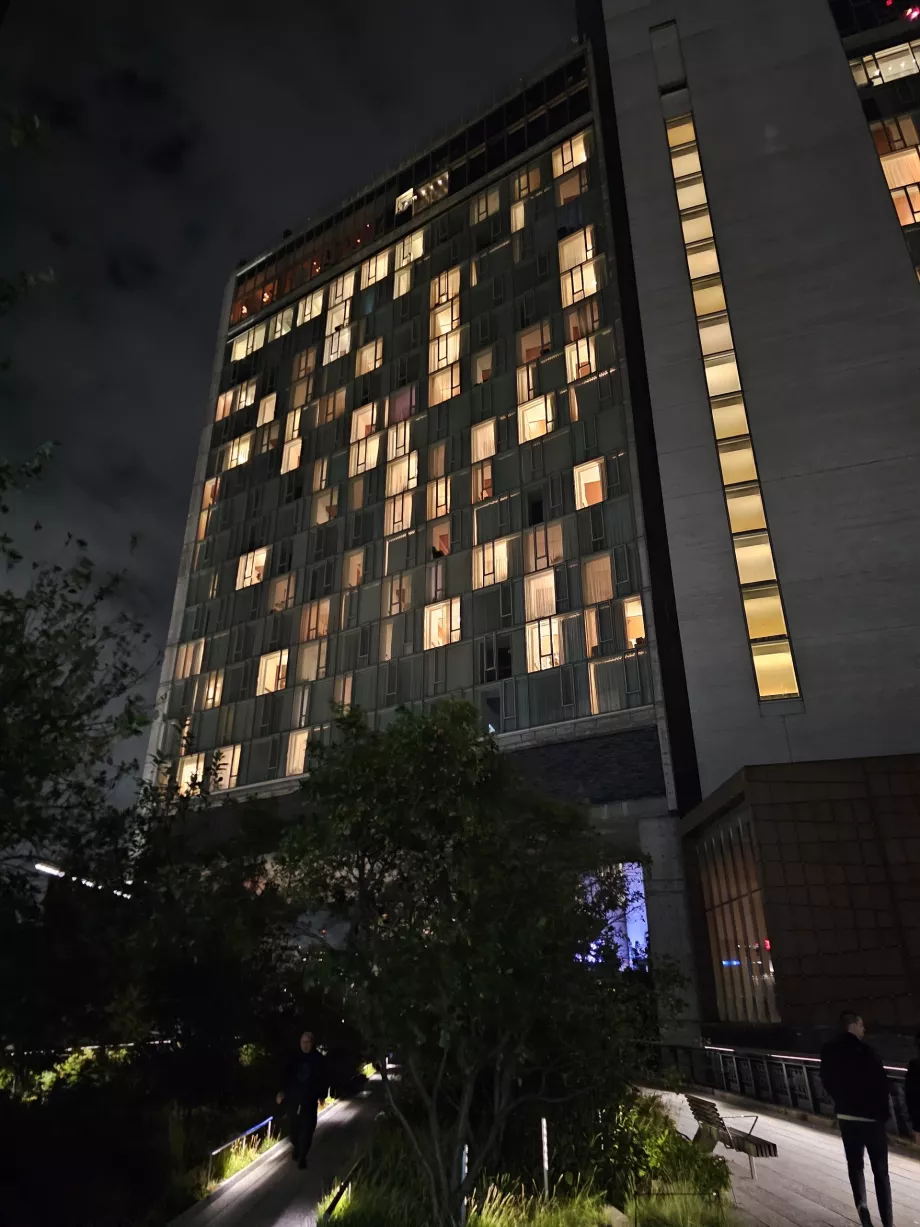 High Line che passa direttamente sotto l'hotel