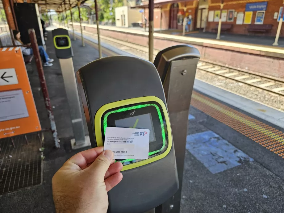 Validatore prima di entrare in una stazione della metropolitana o del treno