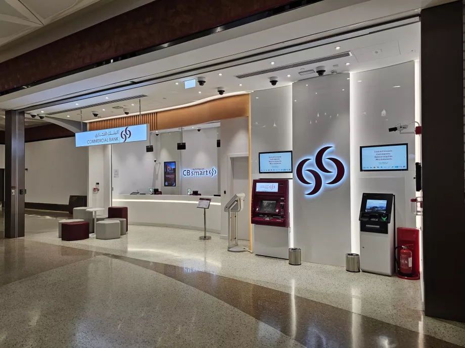 Banca con ufficio di cambio e bancomat vicino alla stazione della metropolitana
