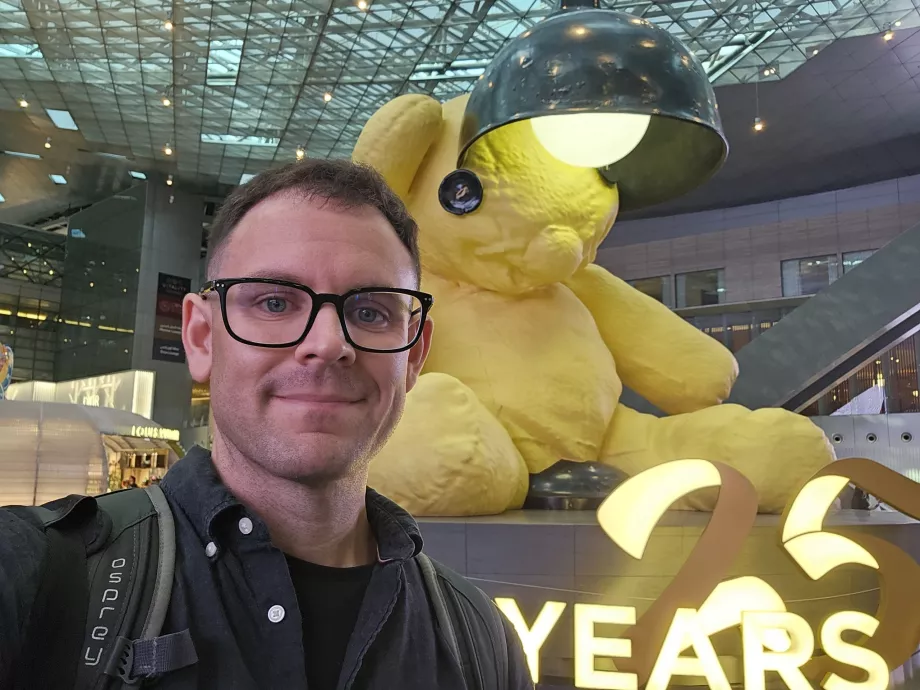 Io davanti a un orso giallo con una lampada