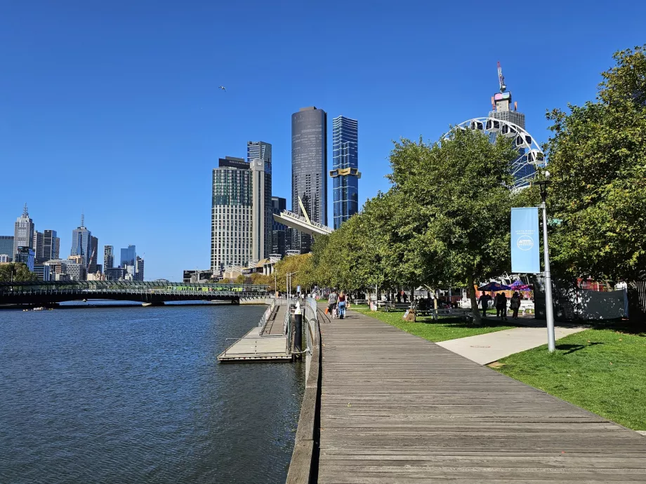 Argine pedonale lungo il fiume Yarra