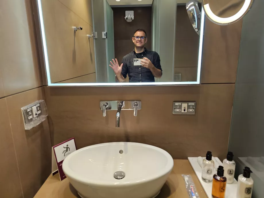 Christopher nel bagno con doccia