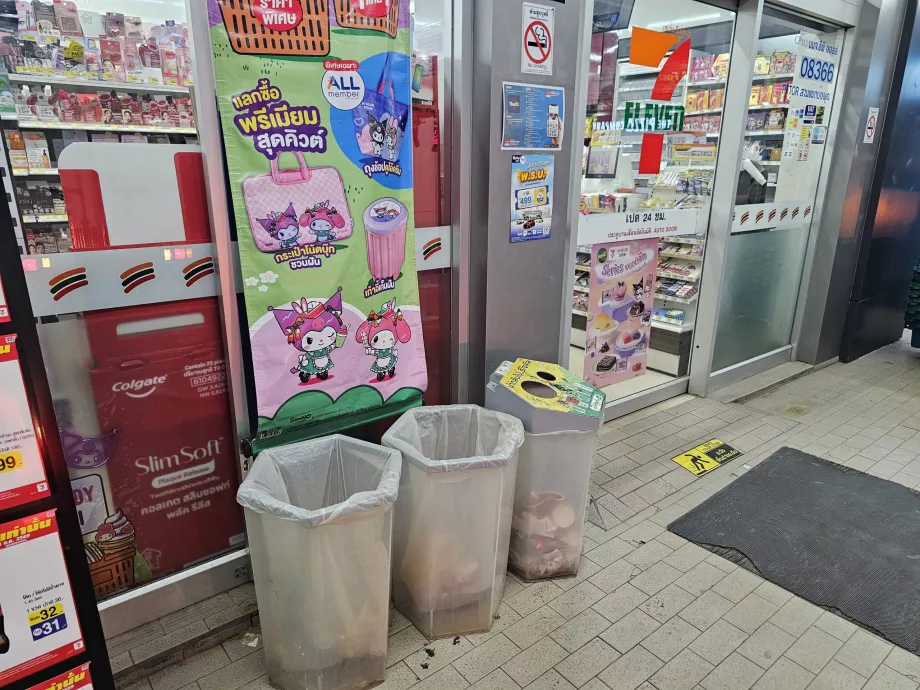 I bidoni della spazzatura non sono standard in Thailandia, ma si possono sempre trovare al 7-Eleven.
