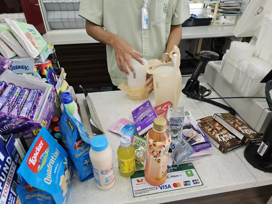Il personale mette sempre le tazze di ghiaccio in un sacchetto