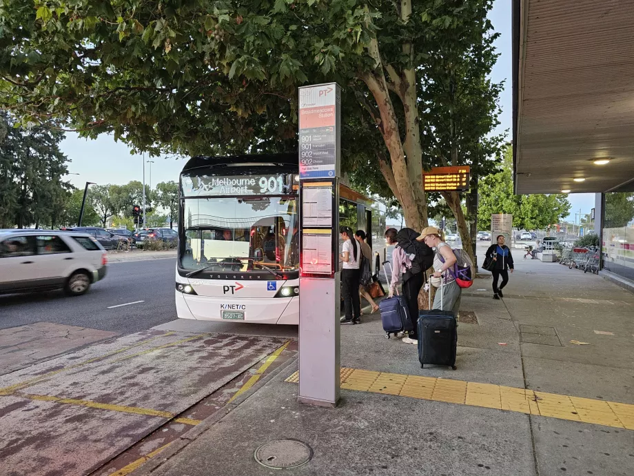 Fermata dell'autobus in direzione dell'aeroporto alla stazione di Broadmeadows