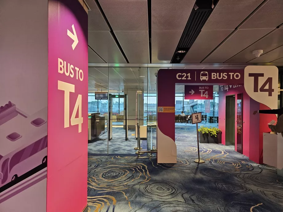 Autobus di transito dal Terminal 1 al Terminal 4 (al Gate C21)