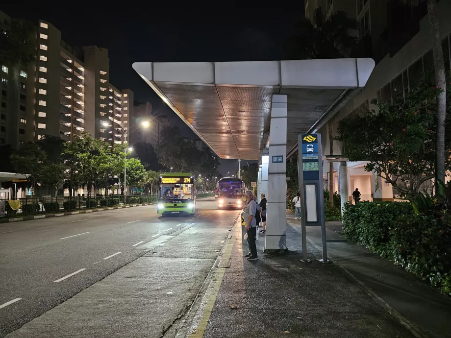 Fermata dell'autobus 102 in direzione Seletar presso la stazione della metropolitana di Sengkang