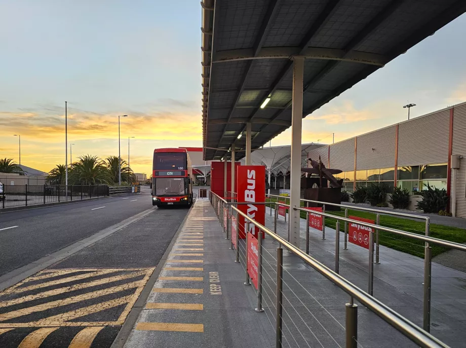 Fermata dello Skybus davanti al terminal