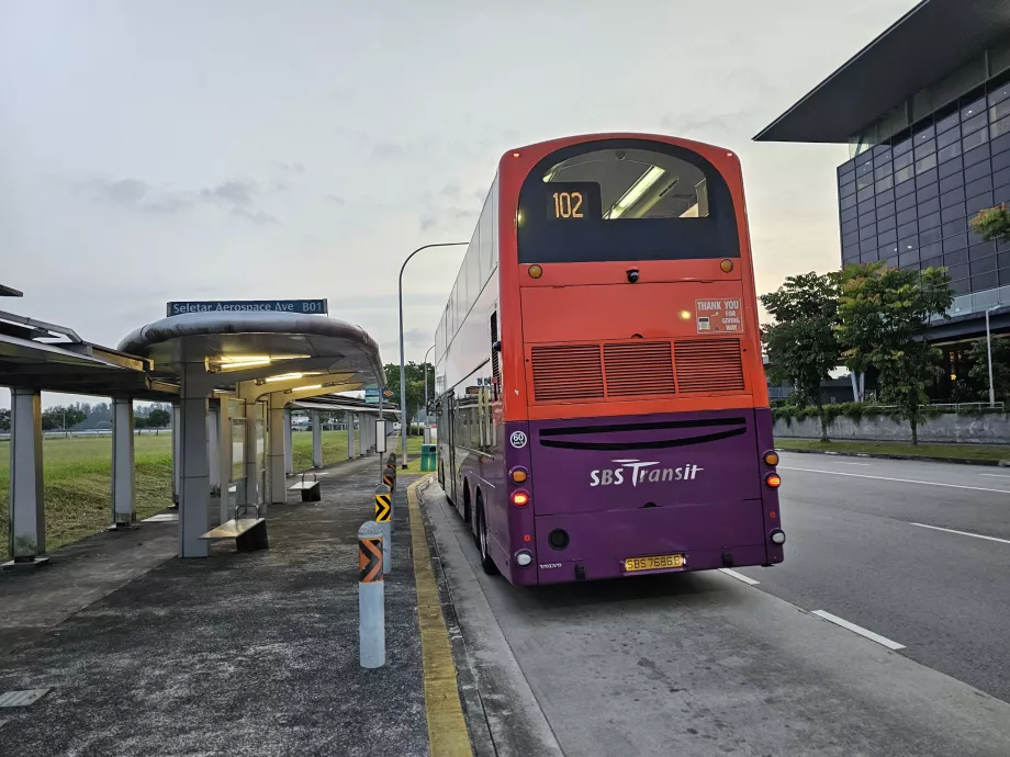 Fermata dell'autobus di fronte all'aeroporto